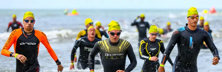 Triathlète nageant en mer à Deauville
